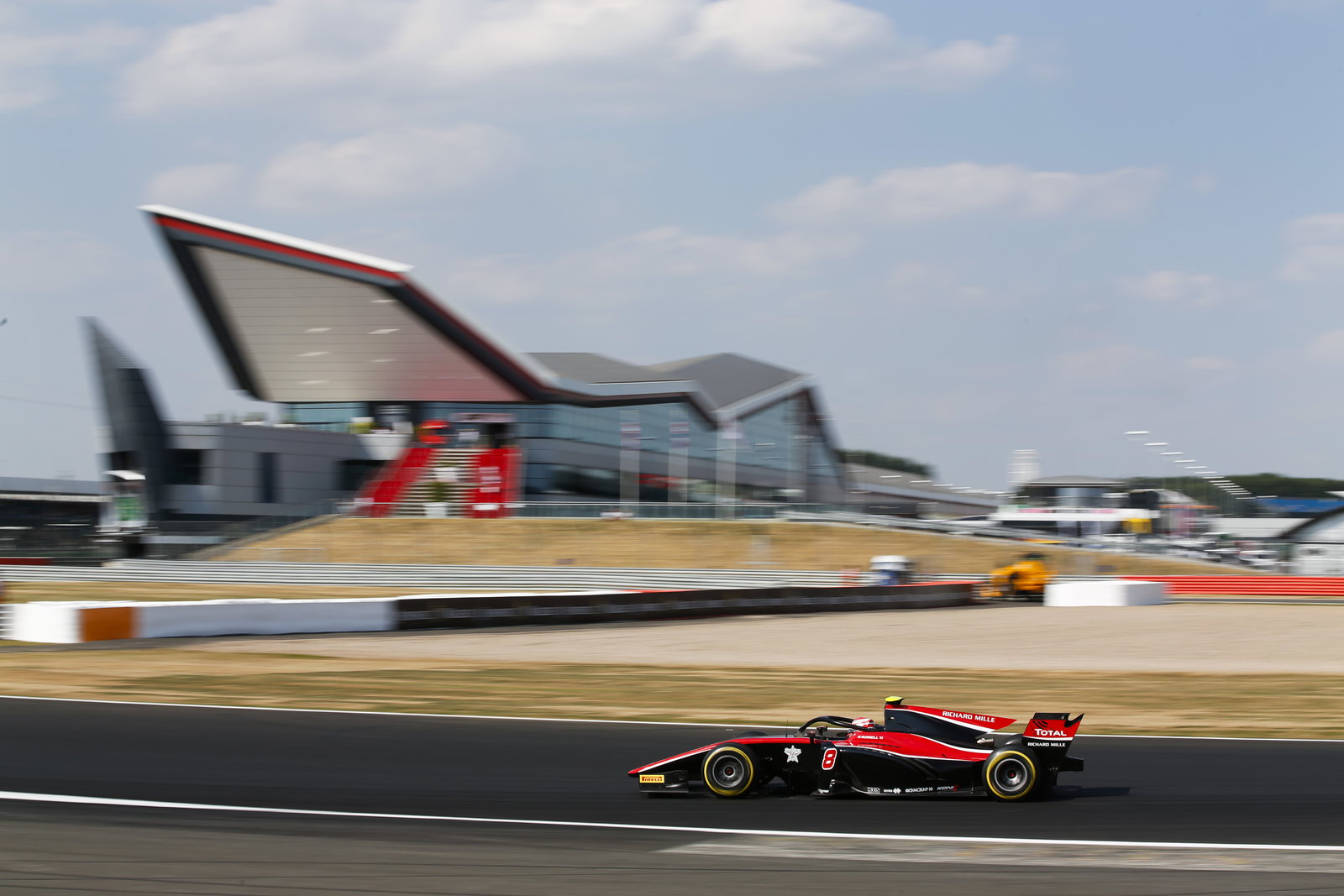 Gunther menahan Russell untuk meraih kemenangan perdana F2 di Silverstone