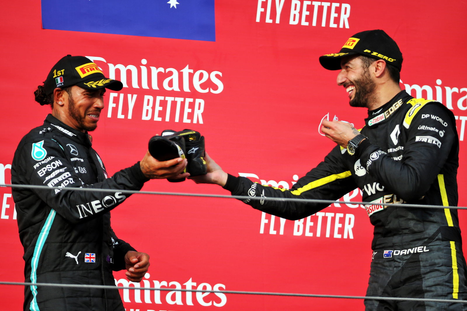 Pembalap F1 melakukan reli di sekitar Russell yang hancur setelah kecelakaan Imola yang merugikan