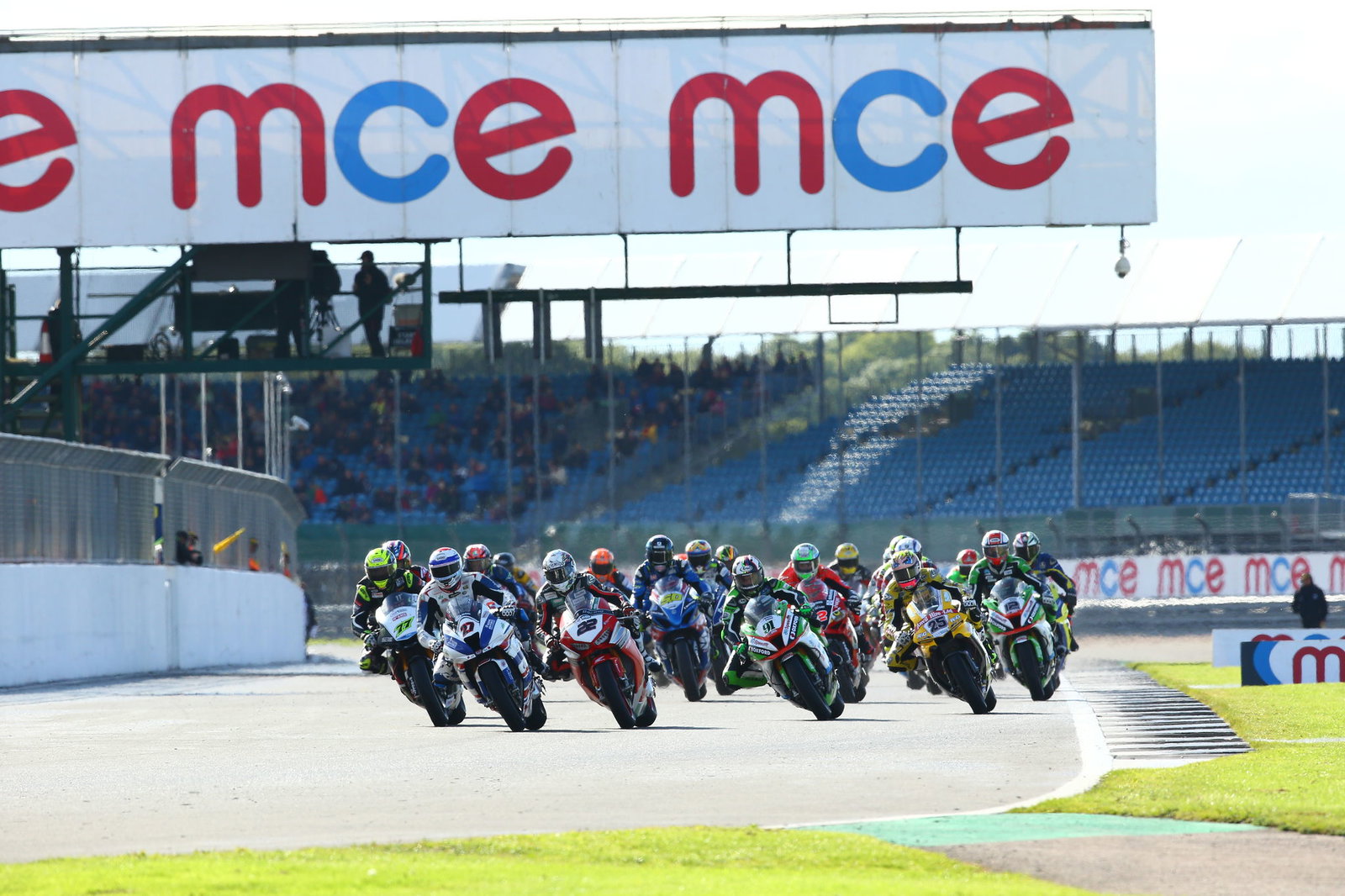 Irwin takes maiden BSB win in wild Silverstone opener