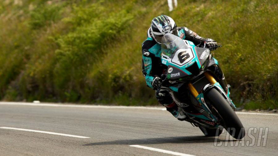 Michael Dunlop memenangkan 'balapan legenda' Armoy lalu pergi ke pub dengan mengenakan helm dan kulit lengkap