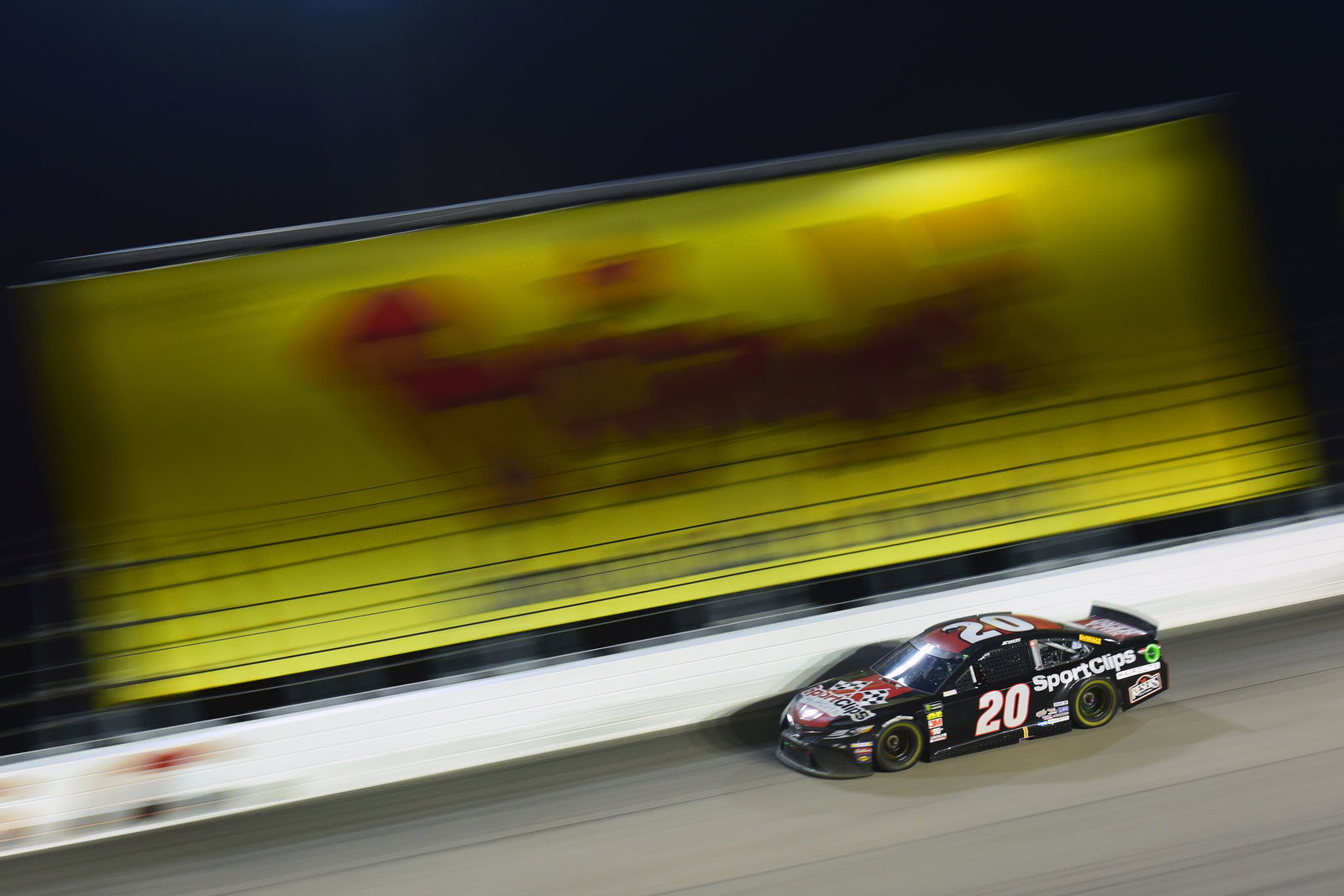 Kevin Harvick mendominasi tabrakan diisi Big Machine Vodka 400 di Indy