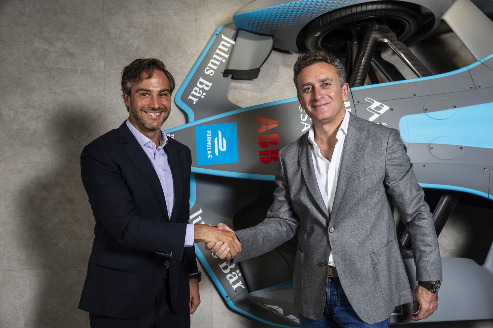 Mercedes memperkenalkan mobil Formula E; mengumumkan de Vries, Vandoorne