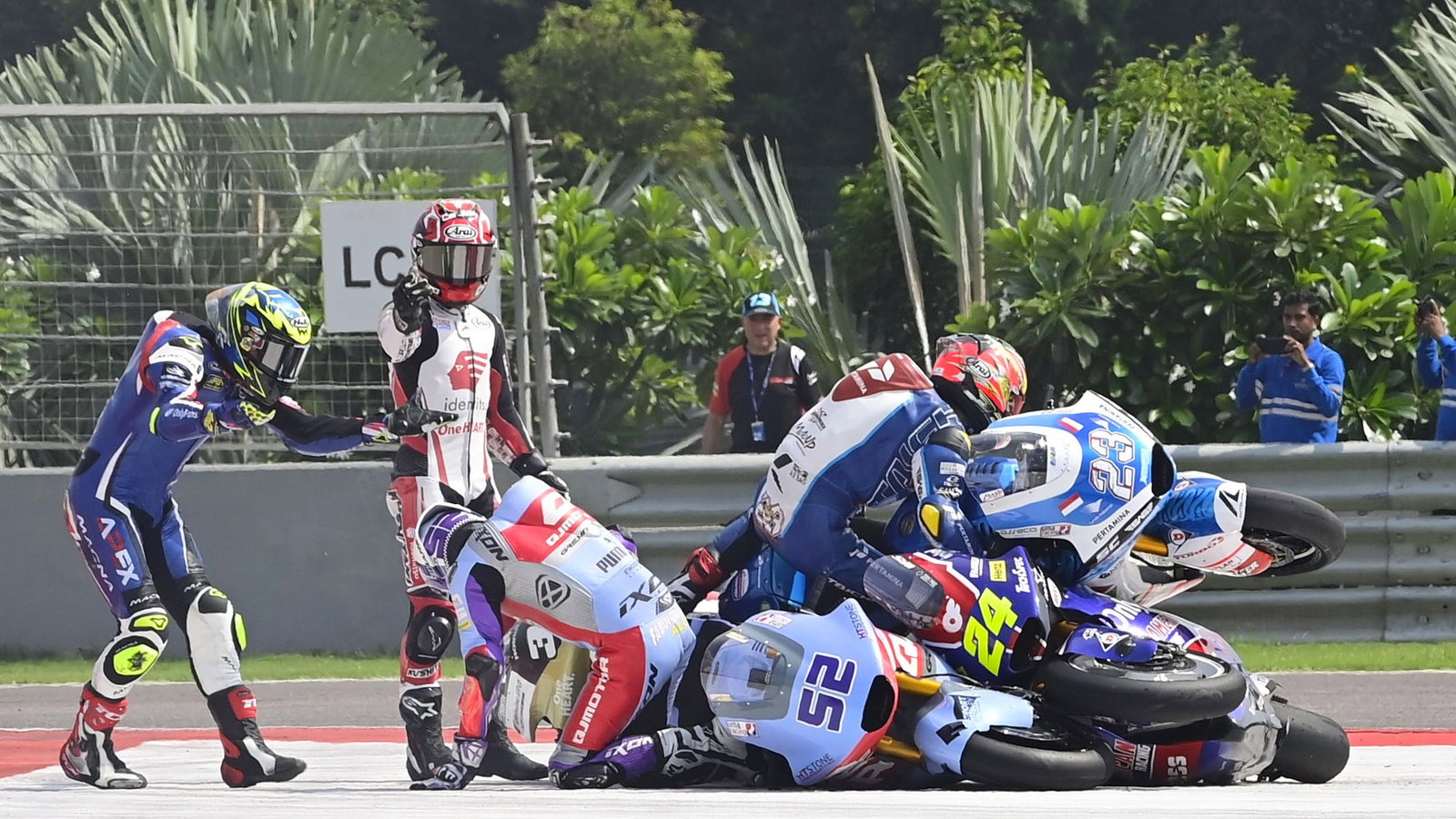 Alcoba triggers pile-up at Indian Moto2 Grand Prix