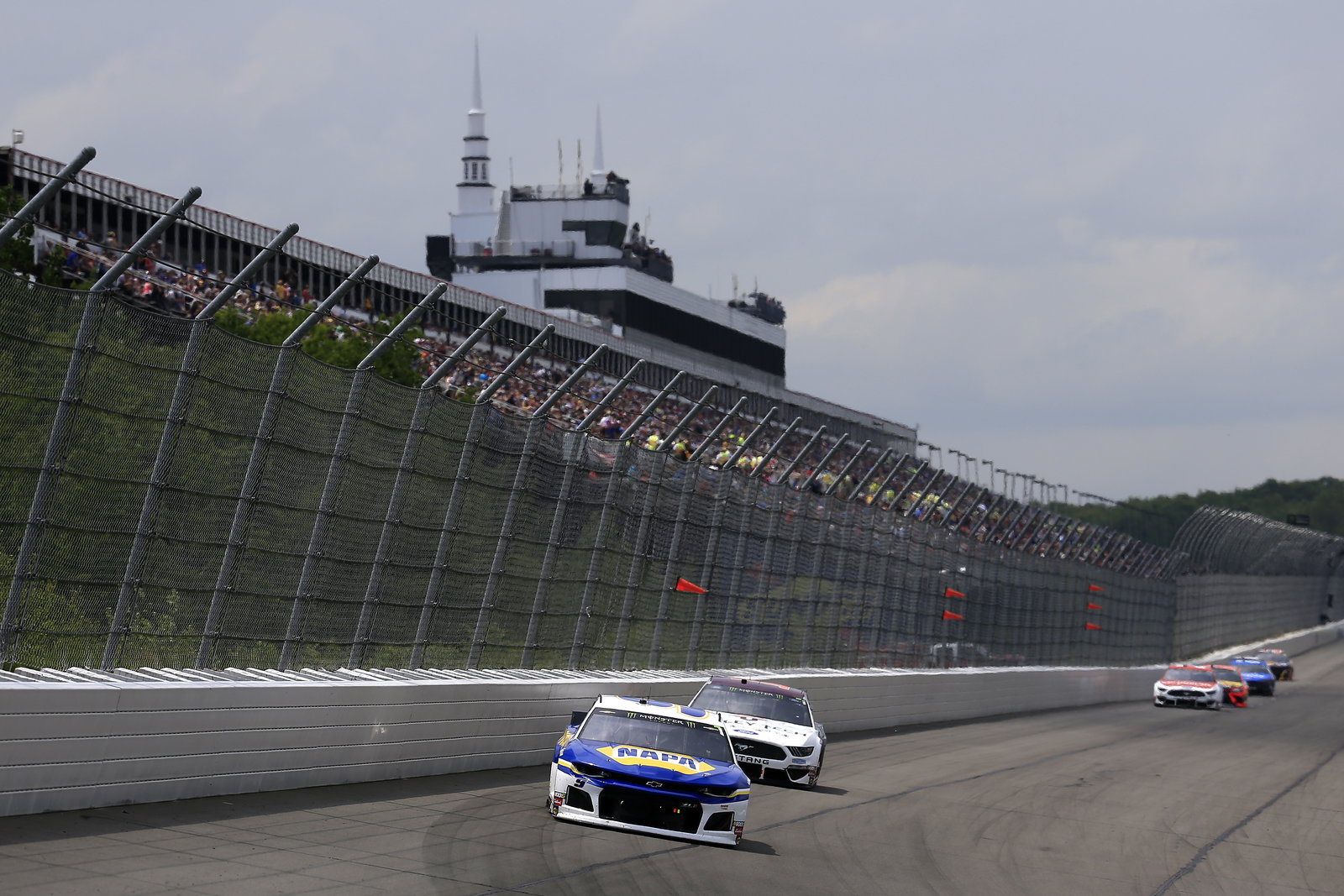 Kevin Harvick selamat dari Denny Hamlin untuk memenangkan New Hampshire 301
