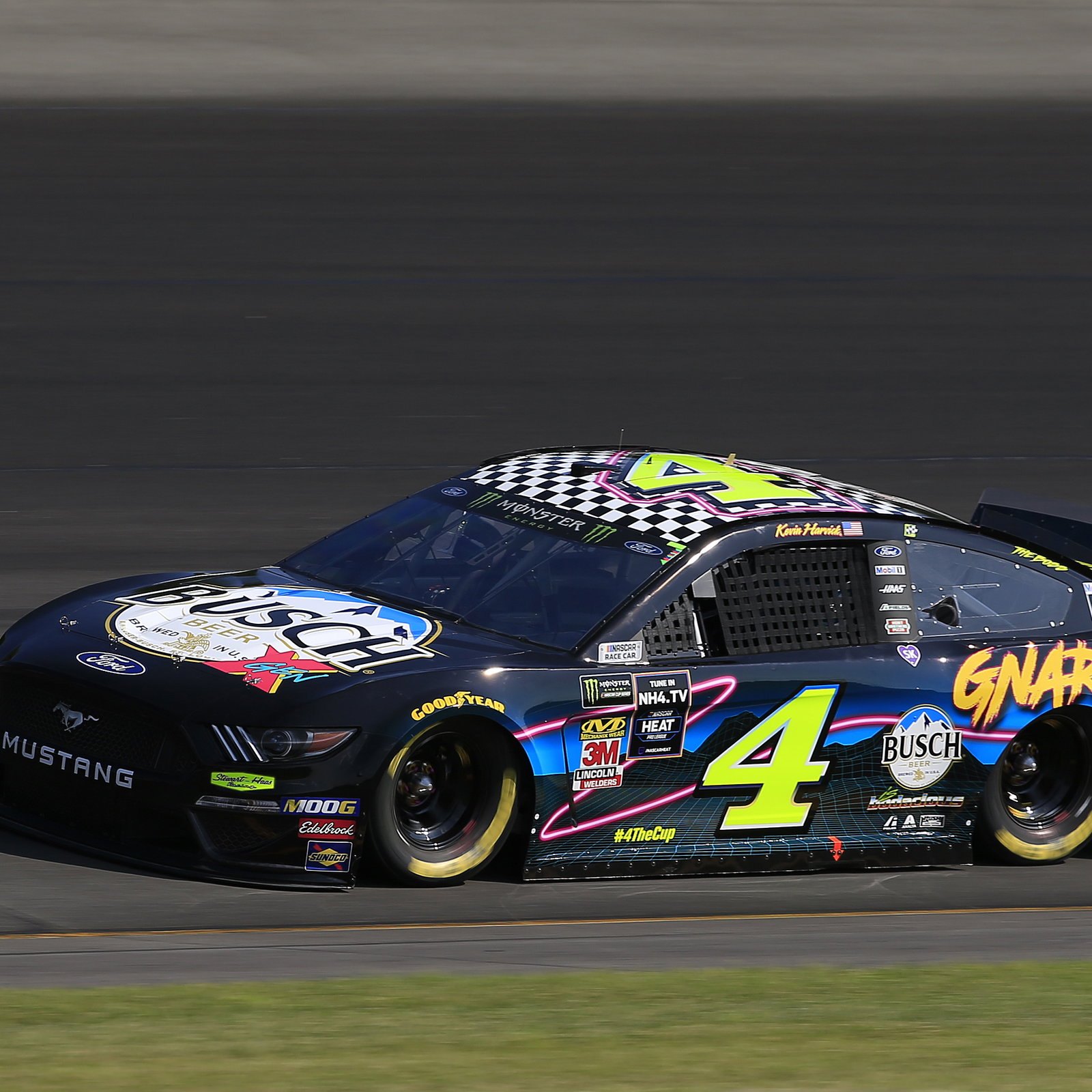 Ryan Blaney mengungguli Chase Elliott untuk pole Phoenix