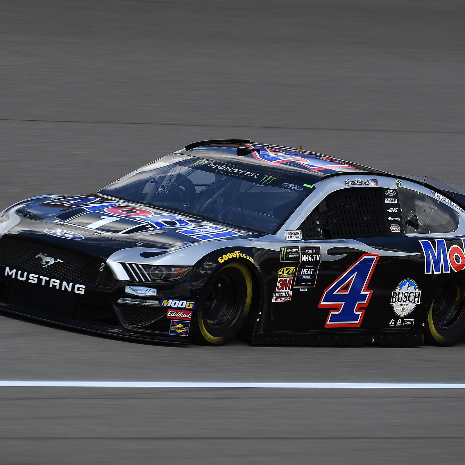 Ryan Blaney mengungguli Chase Elliott untuk pole Phoenix