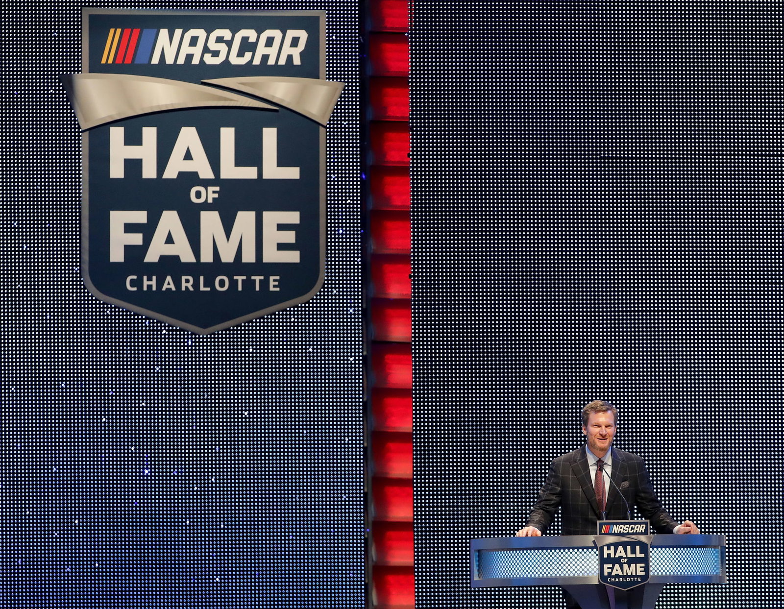 Denny Hamlin pips Kyle Larson untuk menghentikan paceklik tiang di Bristol