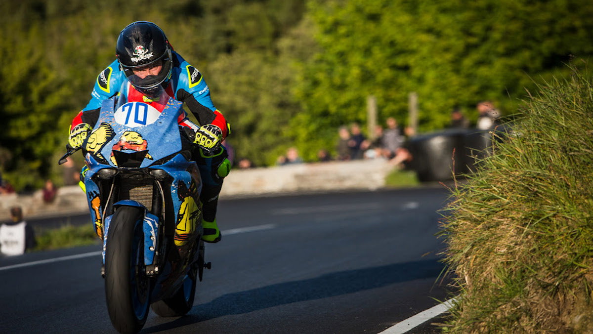 2022 Isle of Man TT [1/6] | Harrison naik ke atas dengan Todd, Hickman dekat