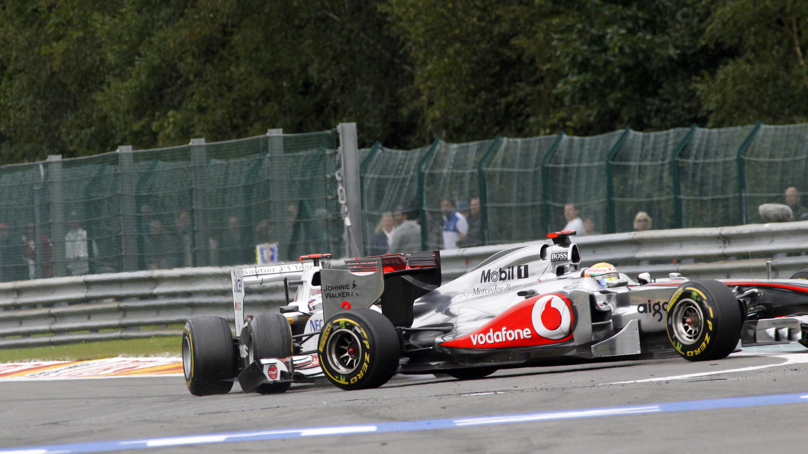 28.08.2011- Race, Crash, Kamui Kobayashi (JAP), Sauber F1 Team C30 and Lewis Hamilton (GBR), McLaren