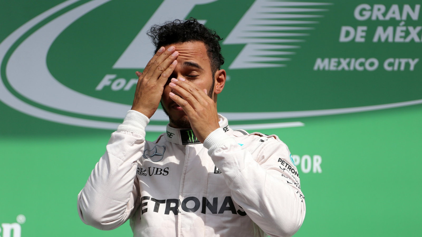 Fernando Alonso (ESP) McLaren with fans.
14.05.2017.