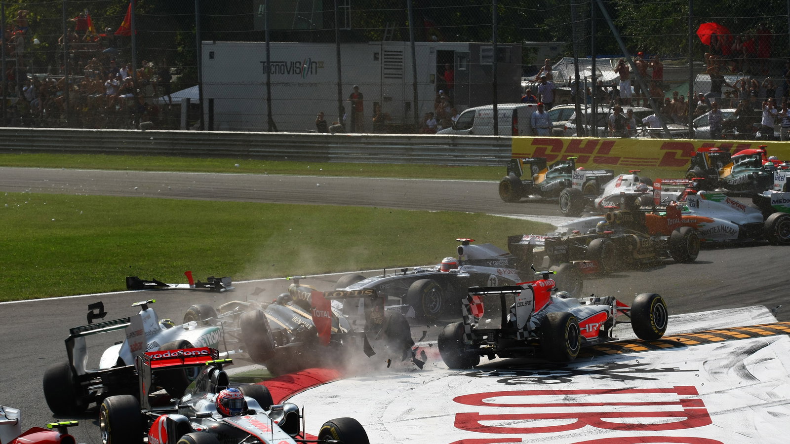 11.09.2011- Race, Crash, Vitantonio Liuzzi (ITA), HRT Formula One Team, Nico Rosberg (GER), Mercedes