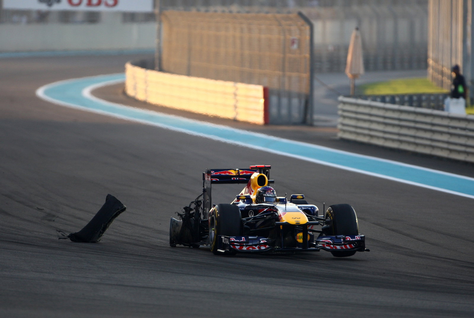 13.11.2011- Race, Sebastian Vettel (GER), Red Bull Racing, RB7 crashed