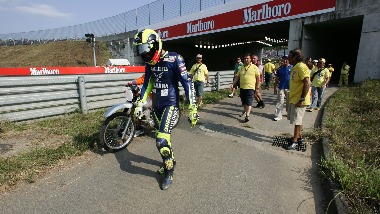 Rossi with fan club after crash, Japanese MotoGP 2005