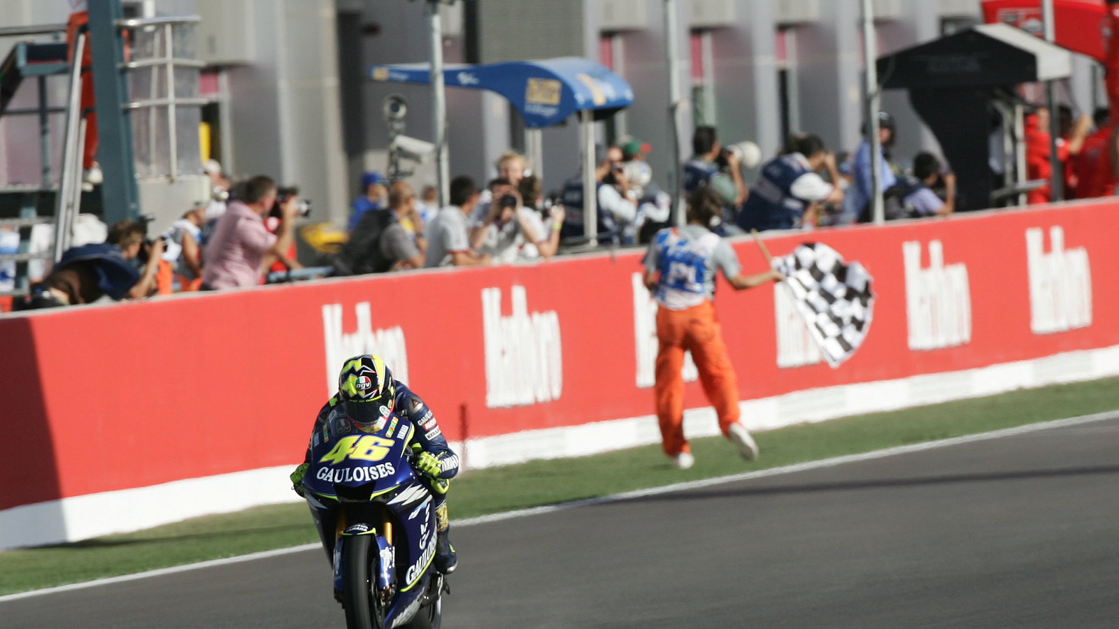 Rossi takes chequered flag and wins, Qatar MotoGP, 2005