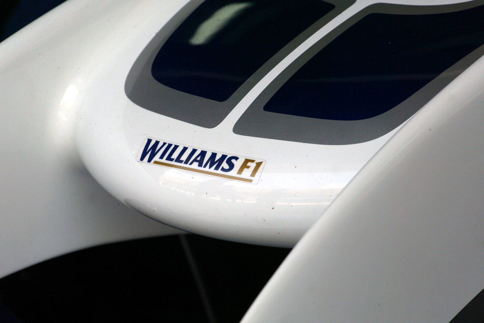 Front nose section on the Williams-BMW FW26