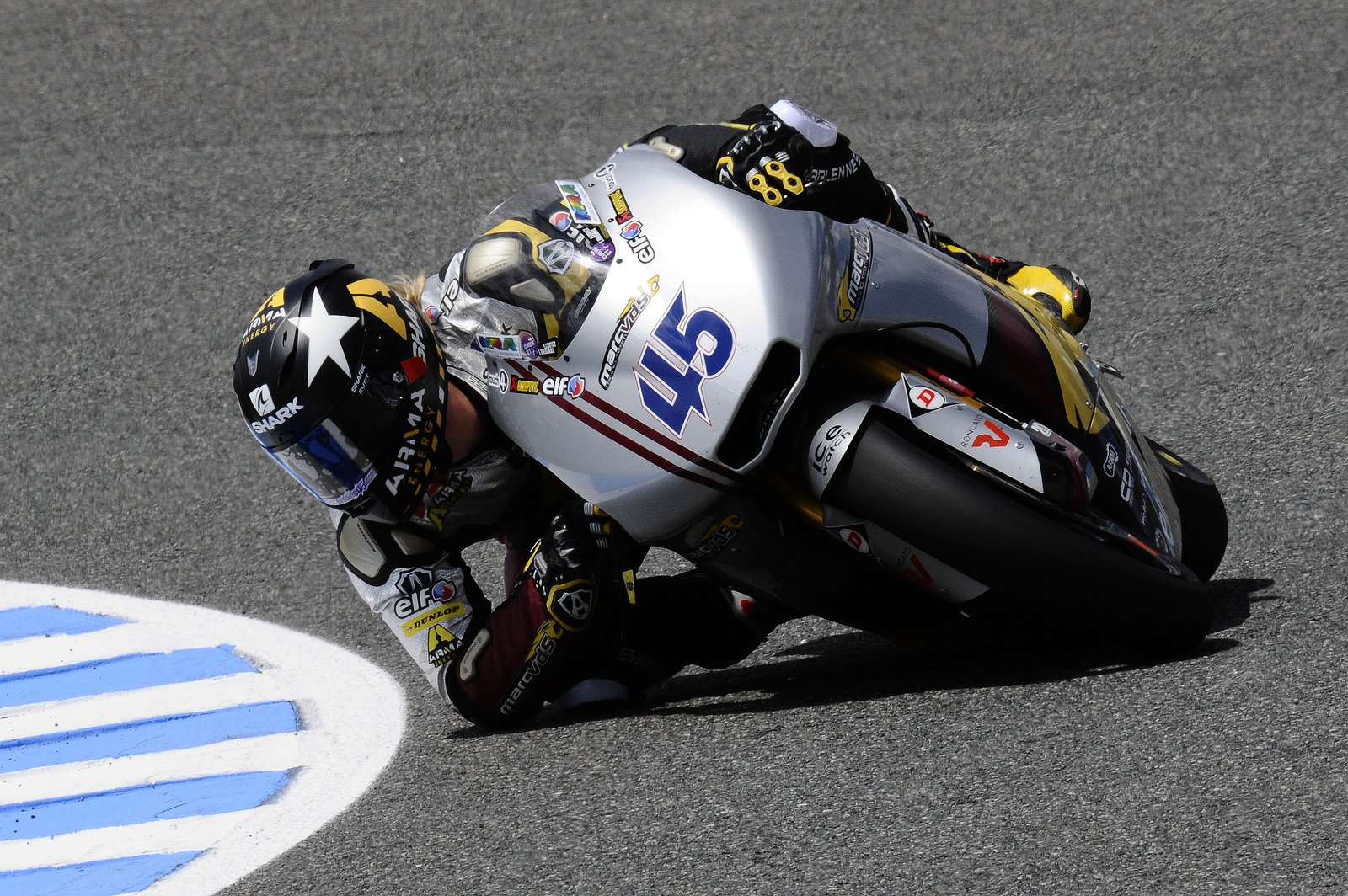 Redding with his elbow down, Spanish Moto2 2012