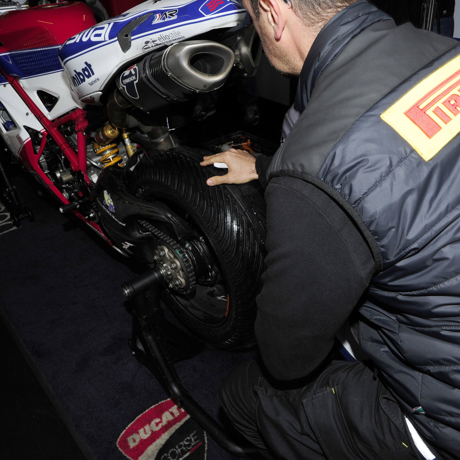 Pirelli Technician, Wet tyre falling apart, Bike, 25 Years of Superbike, Italian WSBK 2012