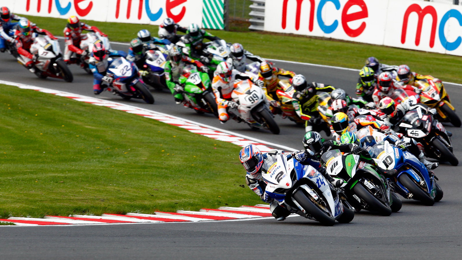 Race 1 First Corner - [picture credit: Ian Hopgood Photography.com]