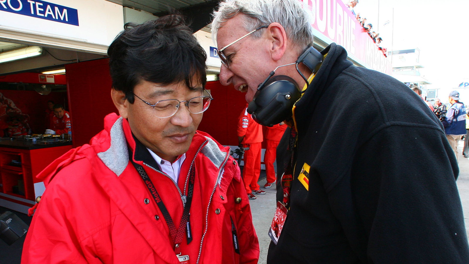 Bridgestone`s Yamada and Dunlop`s Fergerson, Australian MotoGP, 2005