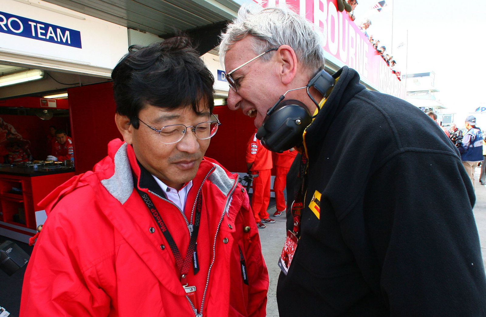 Bridgestone`s Yamada and Dunlop`s Fergerson, Australian MotoGP, 2005