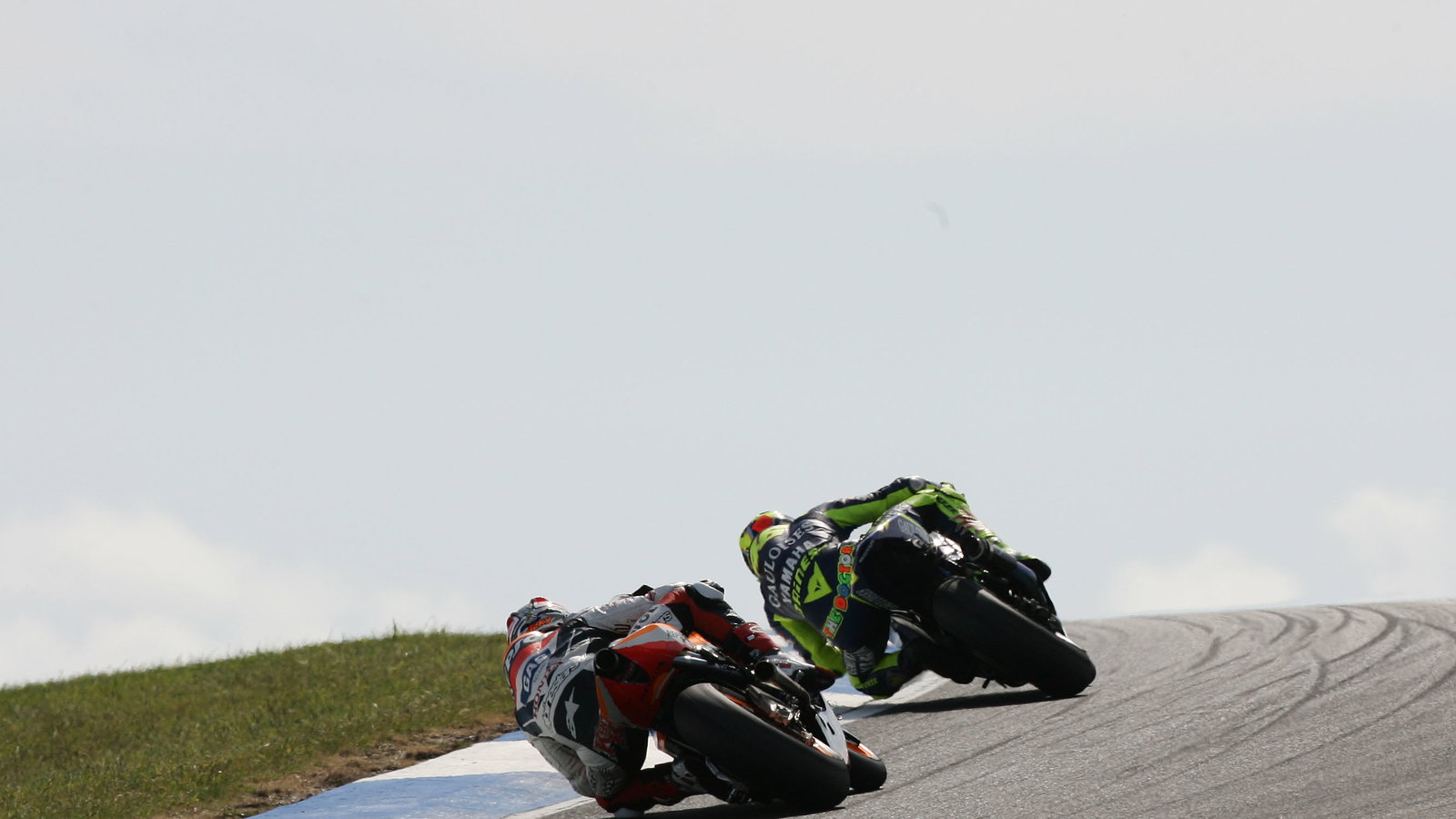 Rossi and Hayden head over lukey heights, Australian MotoGP race, 2005