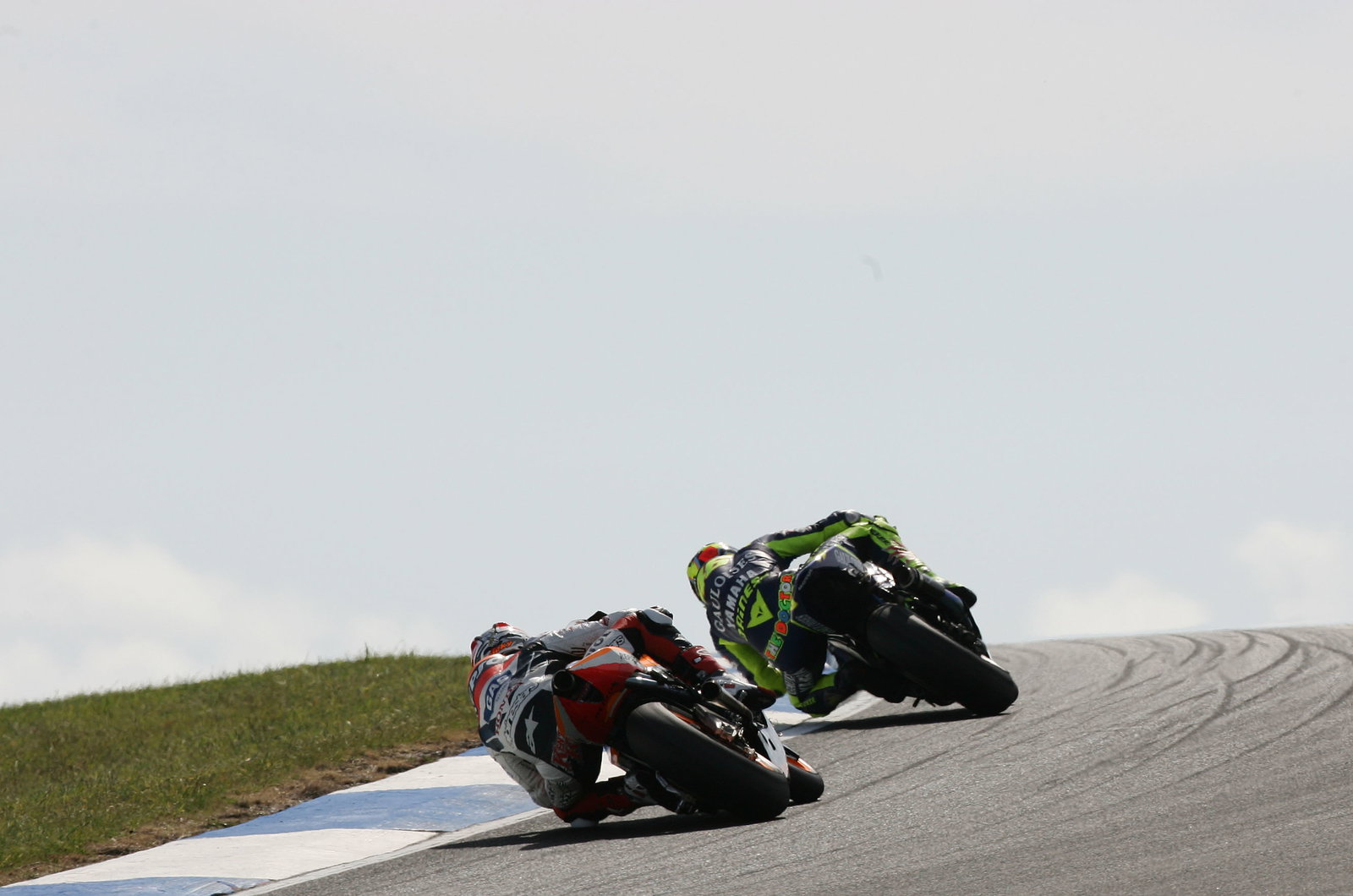 Rossi and Hayden head over lukey heights, Australian MotoGP race, 2005
