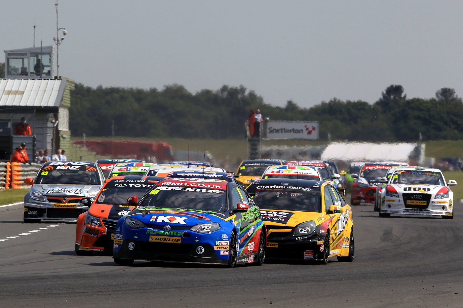 Start, Jason Plato (GBR) MG KX Momentum Racing MG6 GT leads