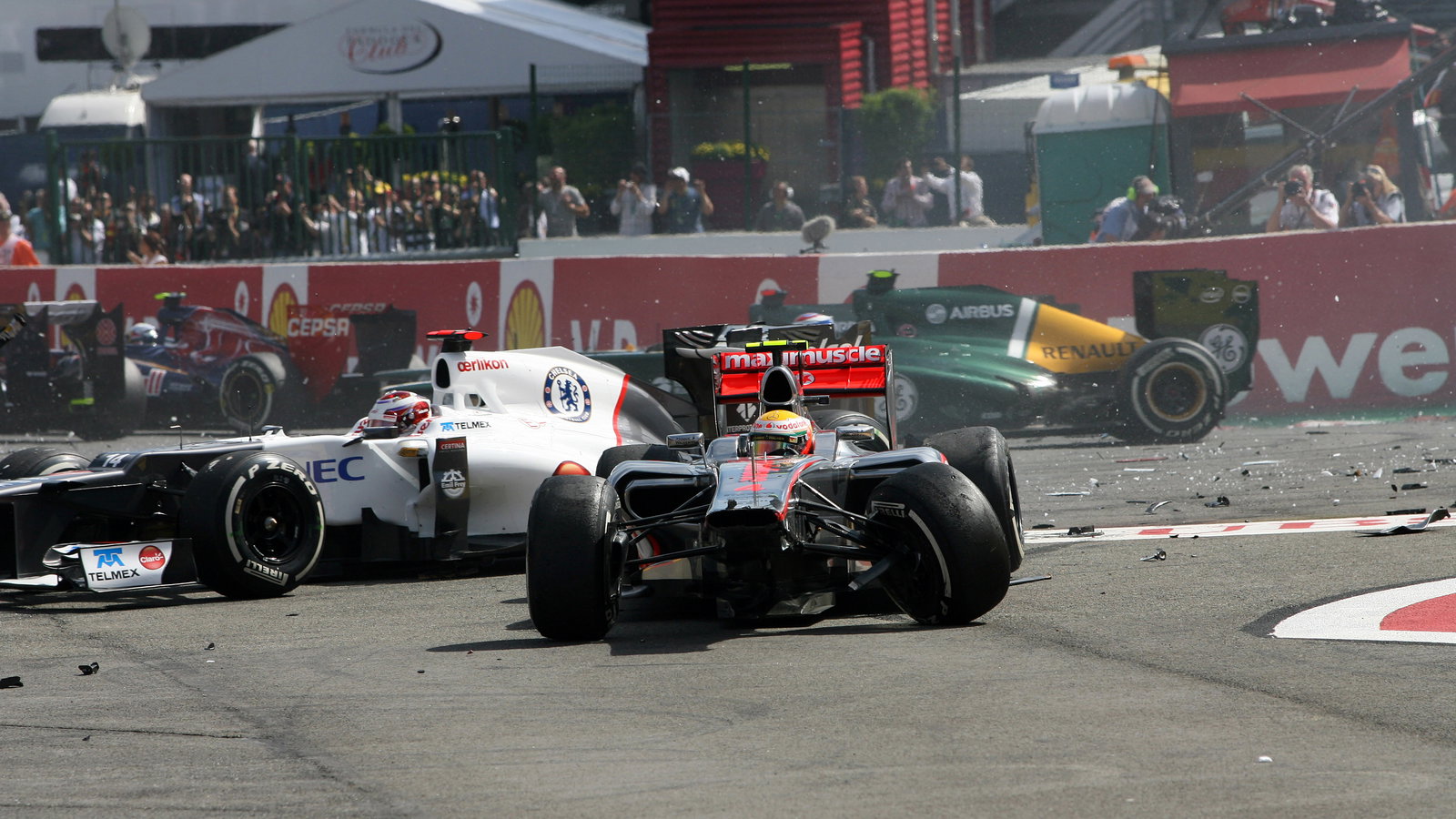 02.09.2012- Race, Start of the race, Crash,Sergio PÃ©rez (MEX) Sauber F1 Team C31 and Lewis Hamilton