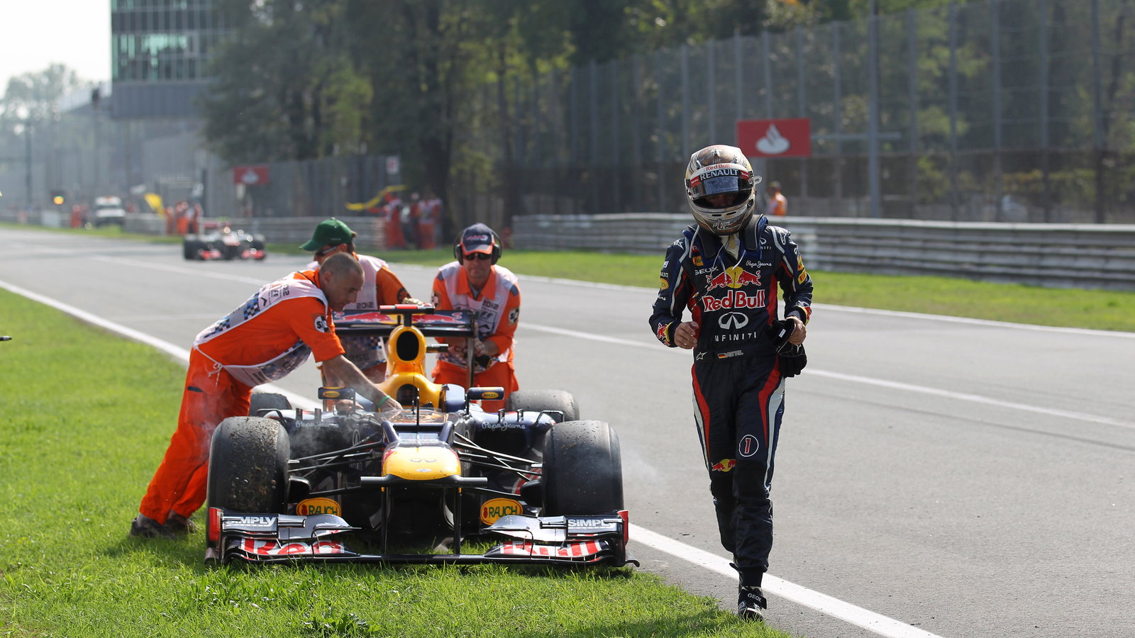 09.09.2012- Race, Sebastian Vettel (GER) Red Bull Racing RB8 retires from the race