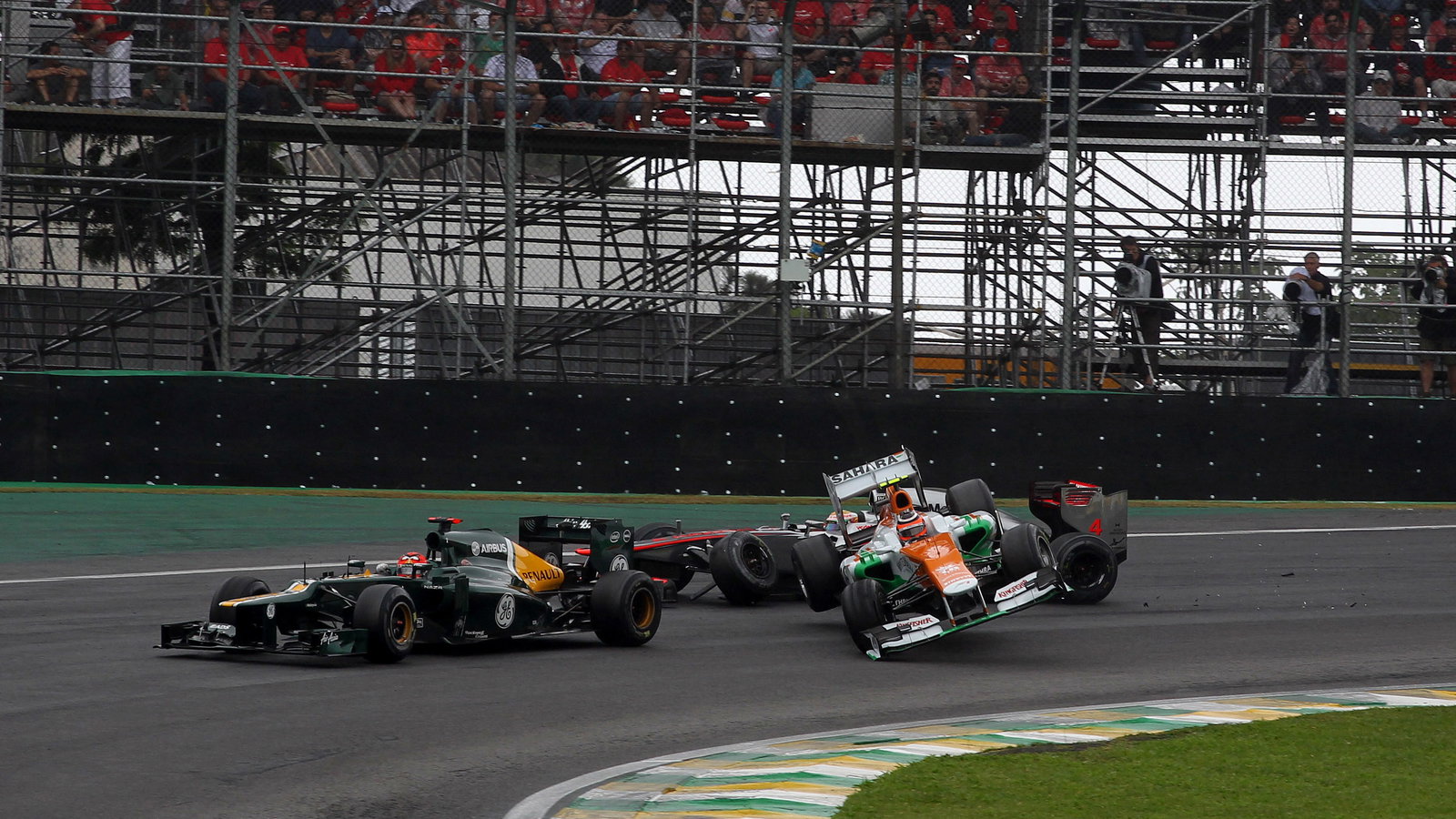 25.11.2012- Race, Crash, Nico Hulkenberg (GER) Sahara Force India F1 Team VJM05 and Lewis Hamilton (