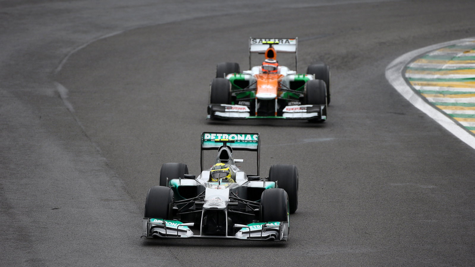 25.11.2012- Race, Nico Rosberg (GER) Mercedes AMG F1 W03 leads Nico Hulkenberg (GER) Sahara Force In