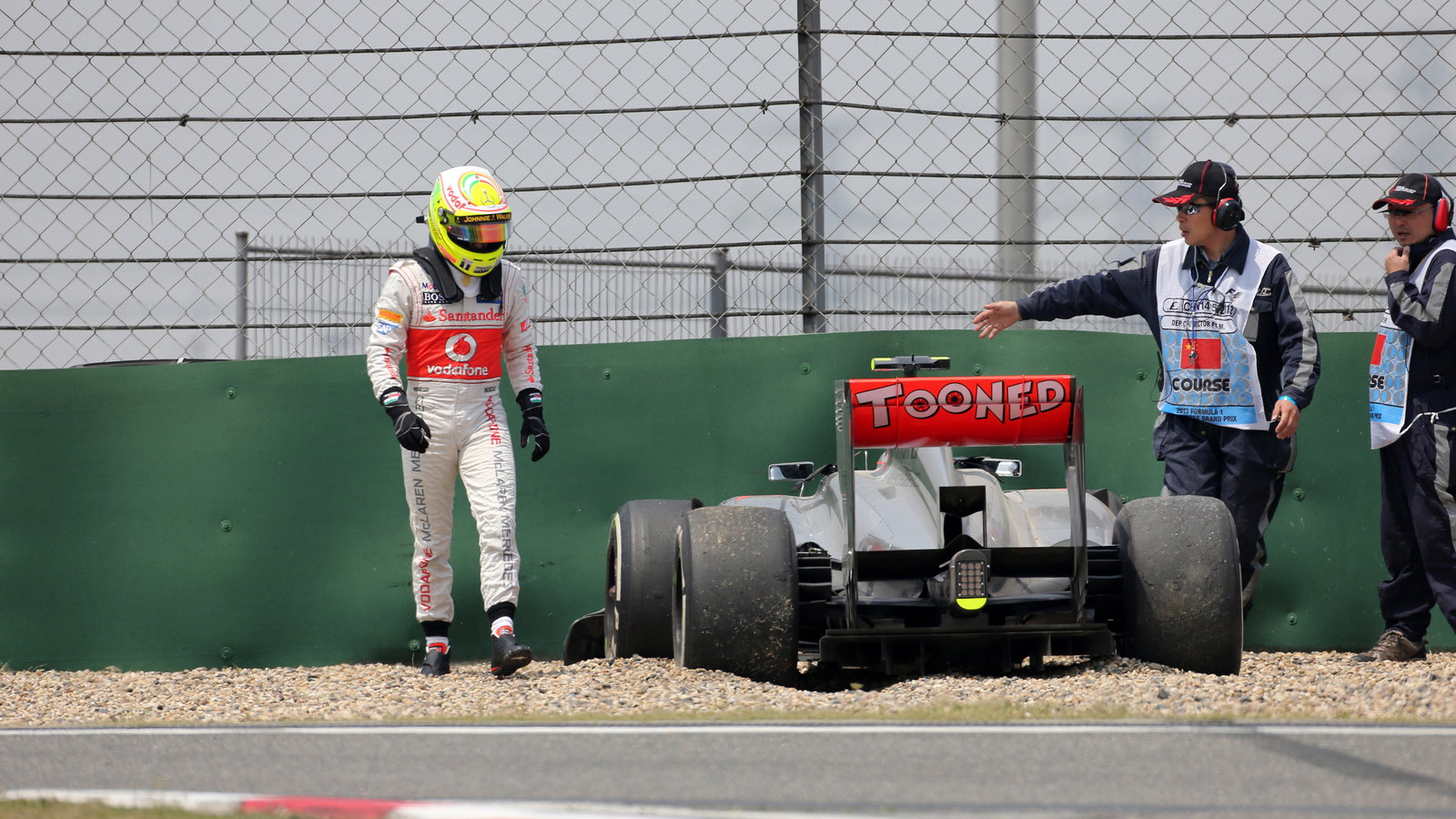 12.04.2013- Free Practice 1, Crash, Sergio Perez (MEX) McLaren MP4-28