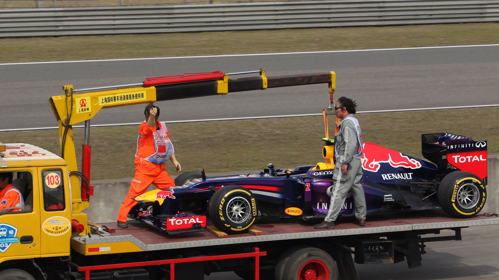 13.04.2013- Qualifying, The Red Bull Racing RB9 of Mark Webber (AUS) is recovered back to the pits o