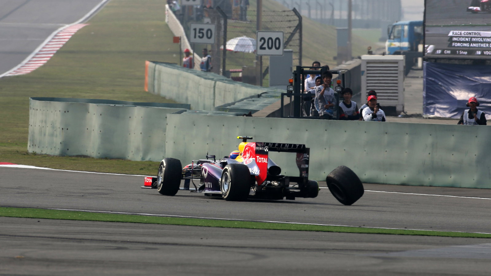14.04.2013- Race, Crash, Mark Webber (AUS) Red Bull Racing RB9