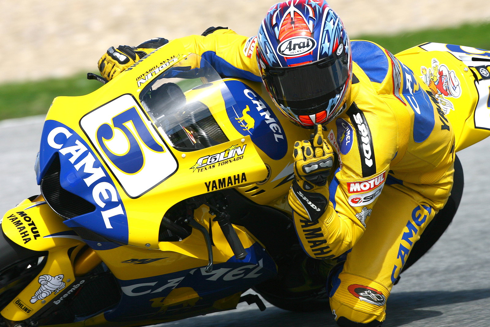 Edwards offers his finger, Jerez MotoGP IRTA test, 2006