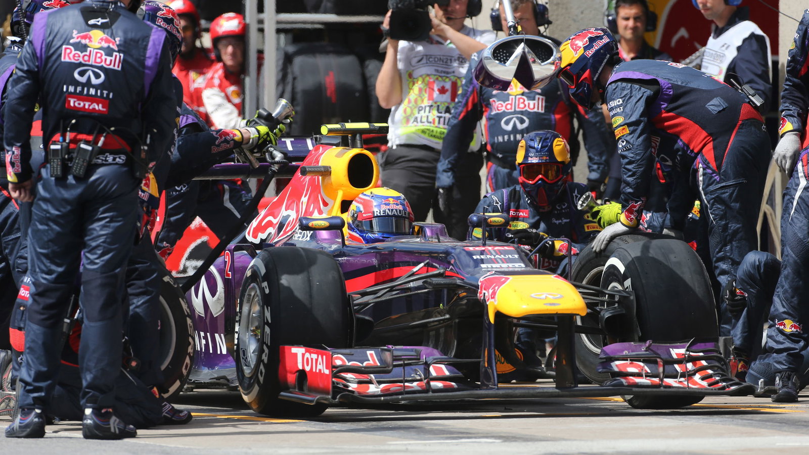 09.06.2013- Race, Mark Webber (AUS) Red Bull Racing RB9 pit stop