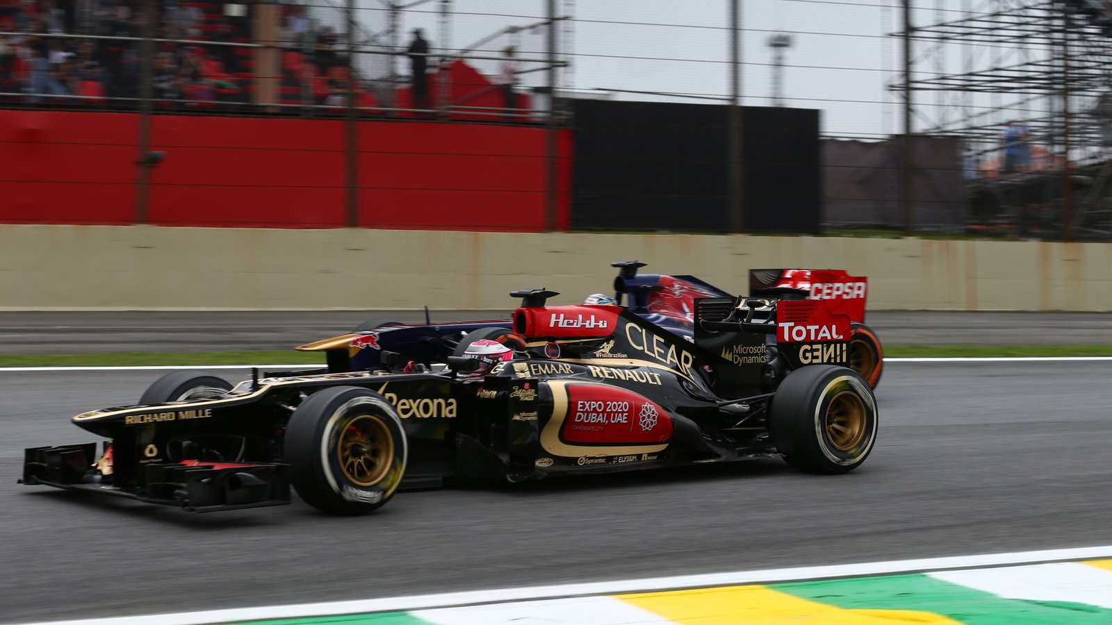 24.11.2013 - Race, Heikki Kovalainen (FIN) Lotus F1 Team E21 and Jean-Eric Vergne (FRA) Scuderia To