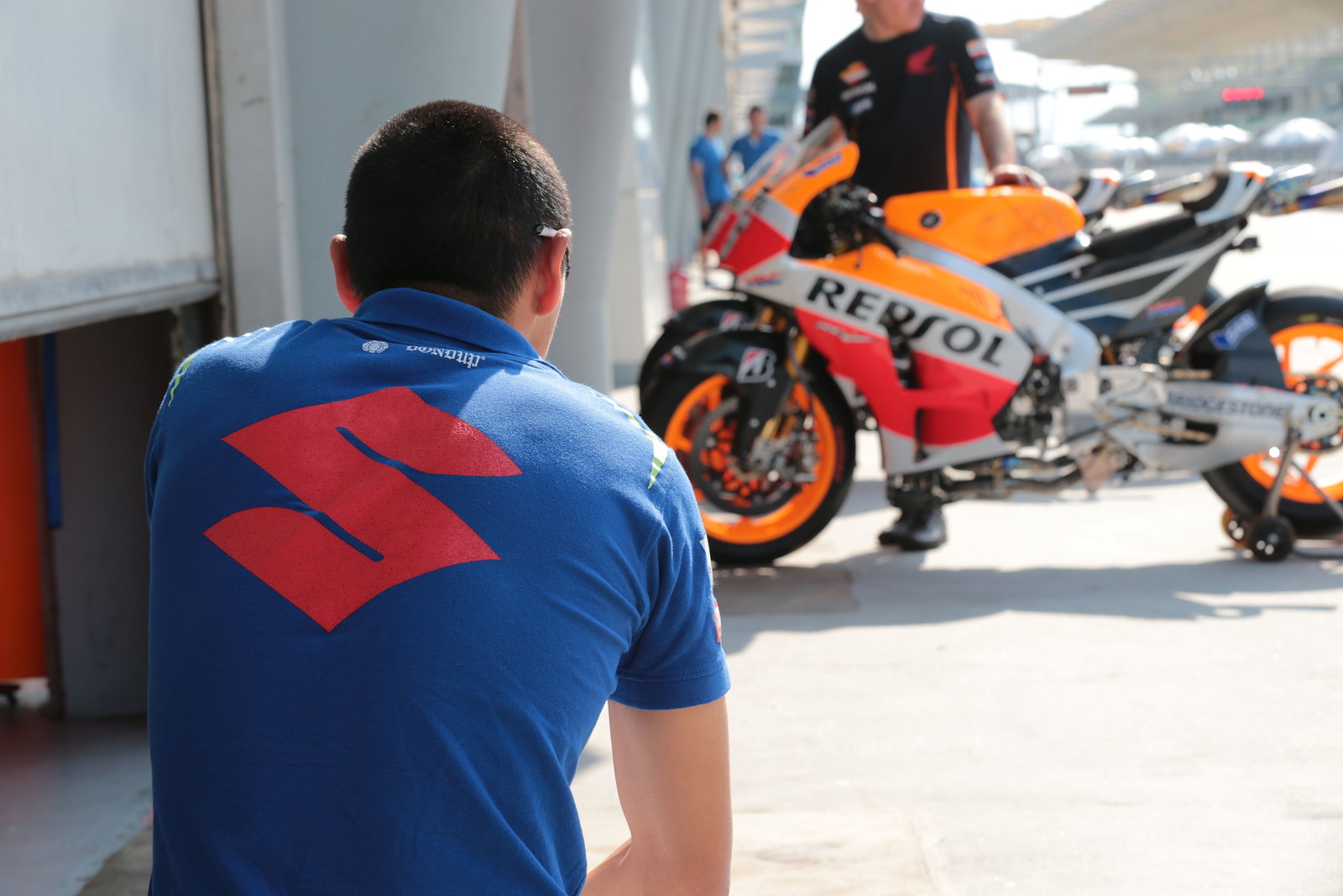Suzuki technician looking at Pedrosa's Honda, Sepang MotoGP test, 26-28 February 2014