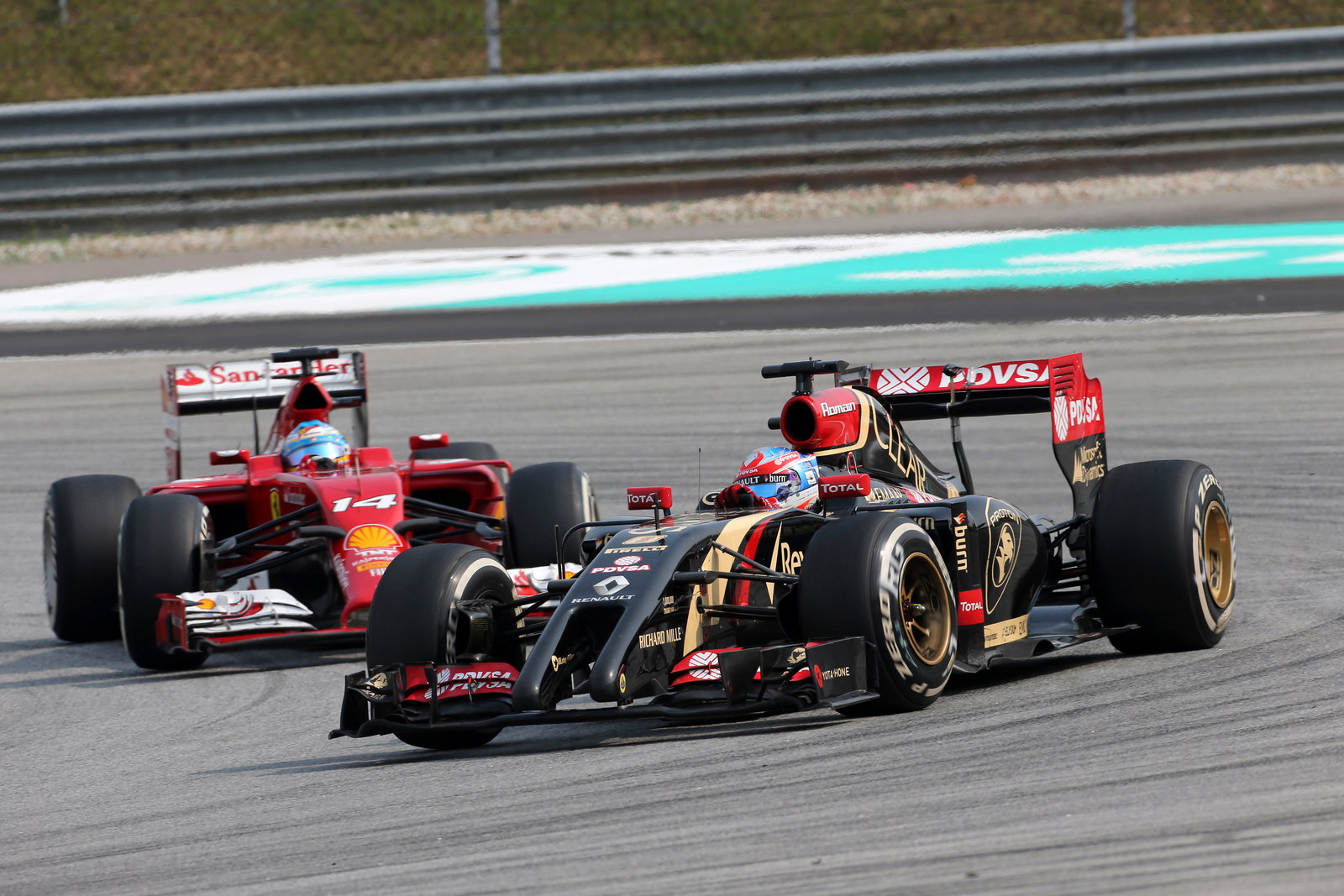 30.03.2014 - Race, Fernando Alonso (ESP) Scuderia Ferrari F14-T and Romain Grosjean (FRA) Lotus F1 T
