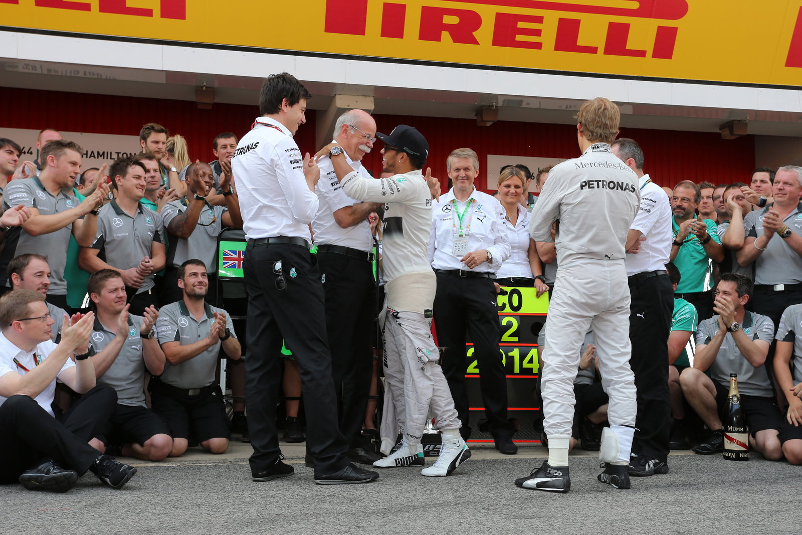 Hamilton 'pushing flat out' to close F1 points gap to Rosberg