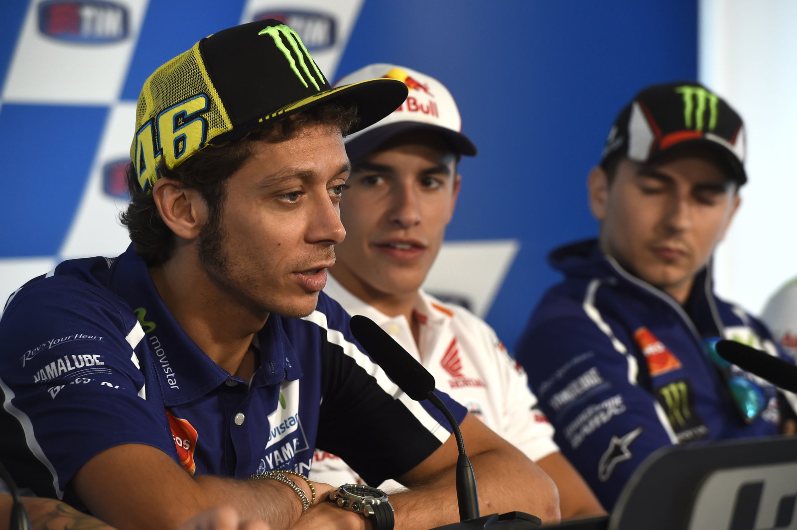 MotoGP Misano: PIC - Rossi gets a hand for special helmet
