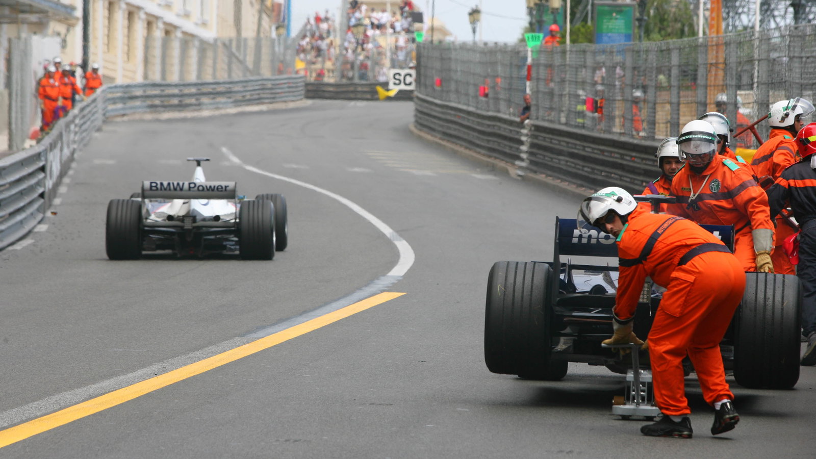 28.05.2006 Monte Carlo, Monaco, Mark Webber (AUS), Williams F1 Team stopped on the track - Formula 1