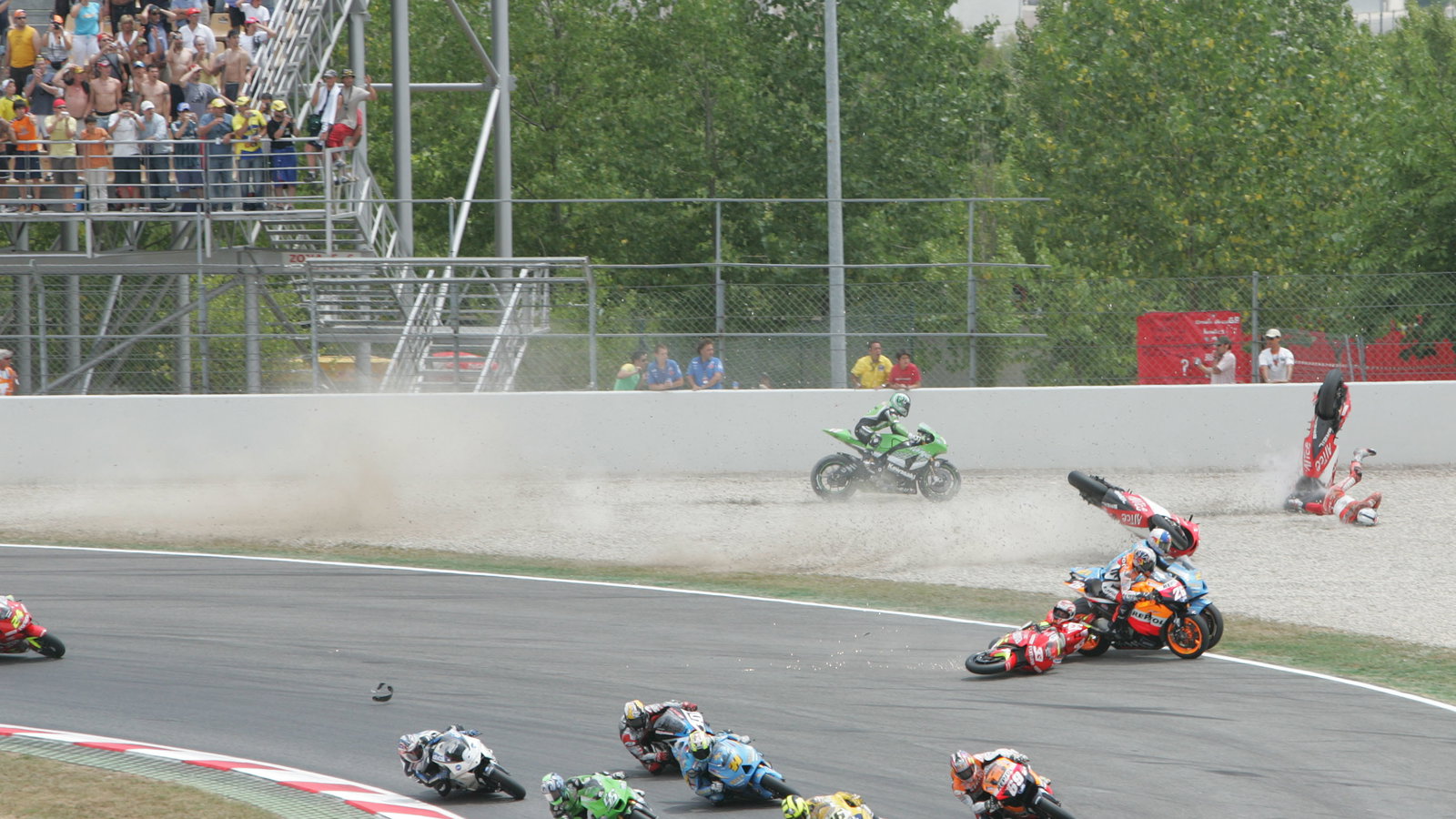 First corner crash, Catalunya MotoGP Race 2006