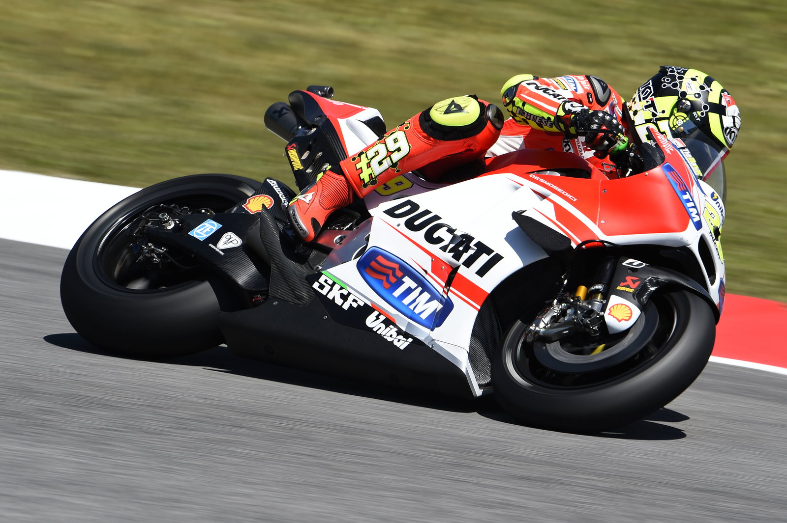 MotoGP Italy: Rossi unveils 2015 Mugello helmet