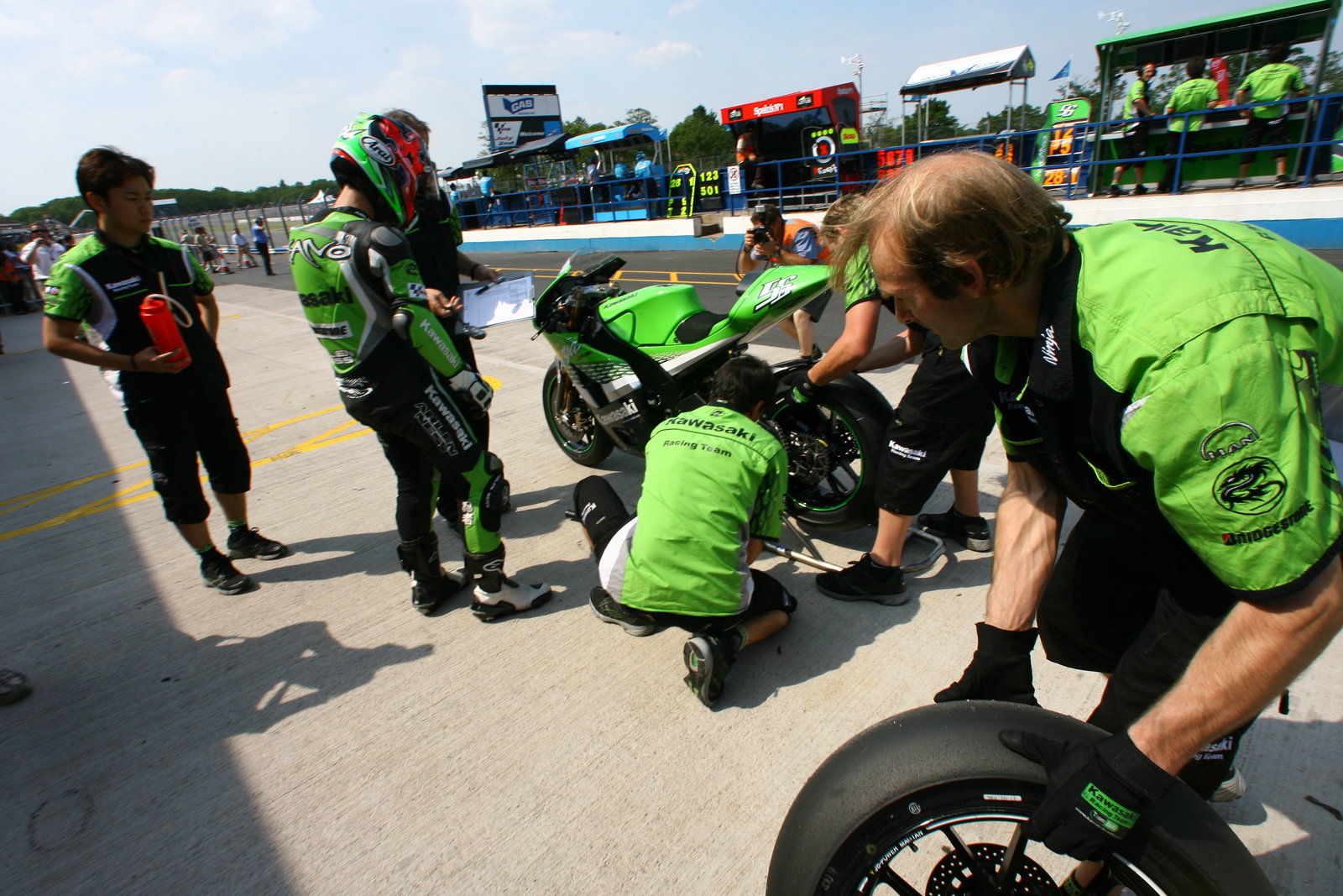 Nakano`s tyre change, British MotoGP, 2006