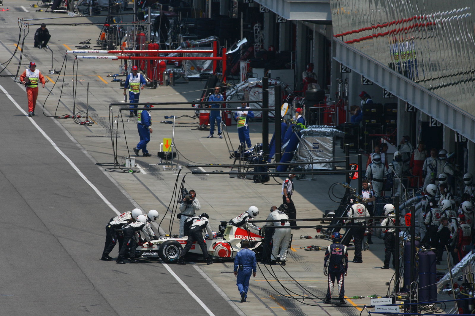 02.07.2006 Indianapolis, USA,
Jenson Button (GBR), Honda Racing F1 Team, RA106 retires from the ra