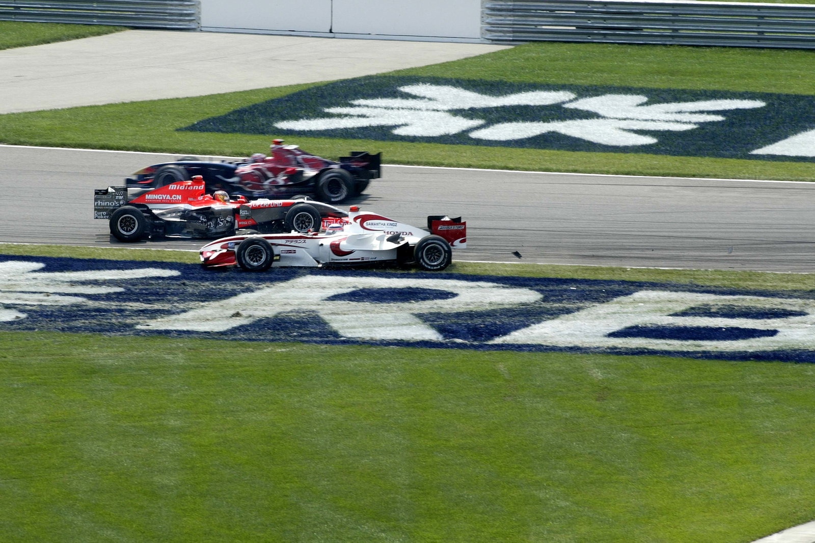 02.07.2006 Indianapolis, USA, Tiago Monteiro (POR), Midland MF1 Racing is passed by Takuma Sato (JPN