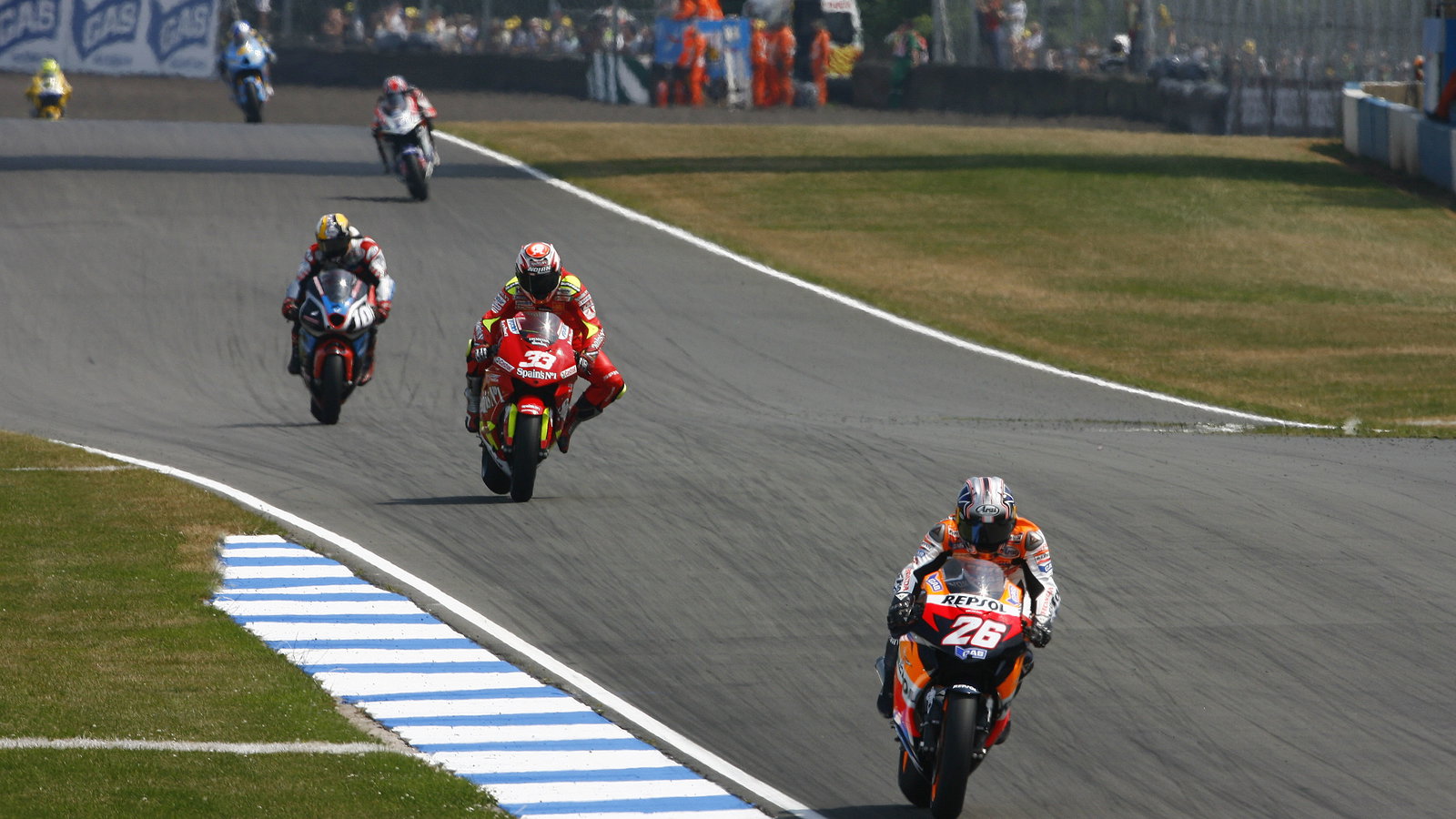 Pedrosa leads, British MotoGP Race 2006