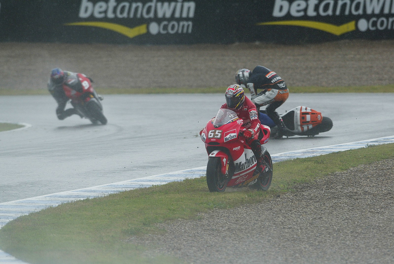 Capirossi Avoids Xaus Crash, Spanish MotoGP Race, 2004