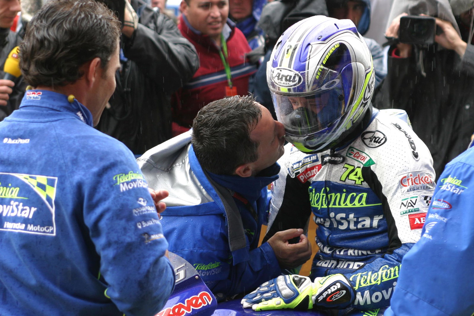 Gresini kisses Gibernau, Spanish MotoGP Race 2004